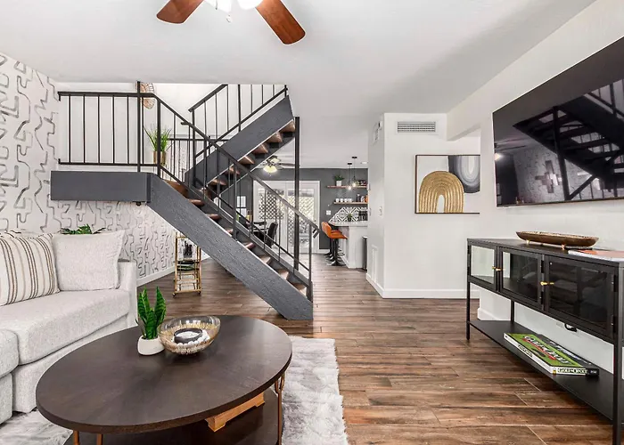 Walk To Old Town & Giants Stadium! Unit W/ Pool Holiday home *