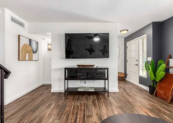 Holiday home Walk To Old Town & Giants Stadium! Unit W/ Pool