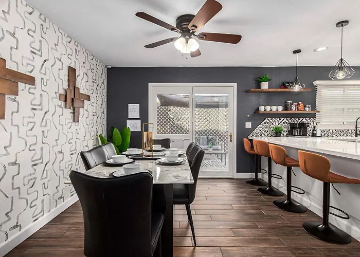 Walk To Old Town & Giants Stadium! Unit W/ Pool Holiday home Scottsdale