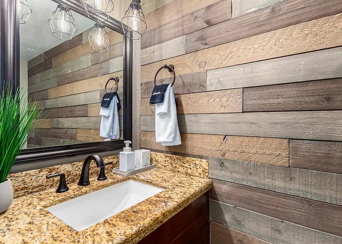 Walk To Old Town & Giants Stadium! Unit W/ Pool Holiday home *