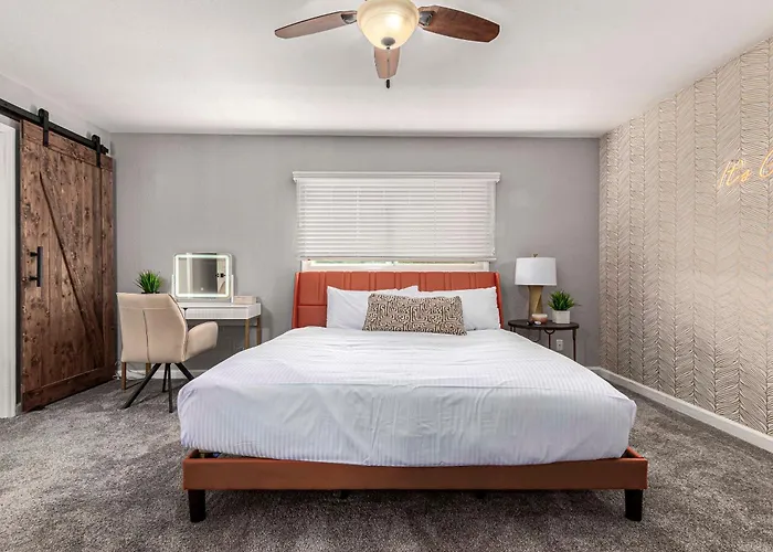Walk To Old Town & Giants Stadium! Unit W/ Pool Holiday home Scottsdale