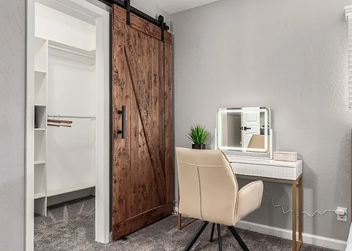 Holiday home Walk To Old Town & Giants Stadium! Unit W/ Pool