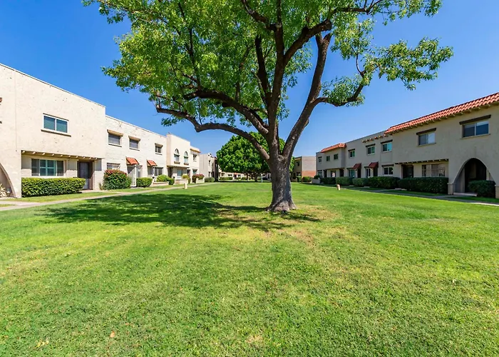 Walk To Old Town & Giants Stadium! Unit W/ Pool Holiday home