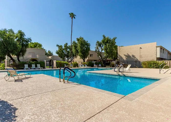 Walk To Old Town & Giants Stadium! Unit W/ Pool Holiday home